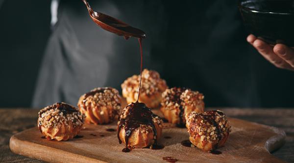 Profiterol, rețeta copilăriei. Trucuri ca să iasă desertul divin