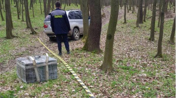 S-au tras focuri de armă la frontiera României cu Ucraina. Autoturism, abandonat într-o pădure, confiscat de polițiști