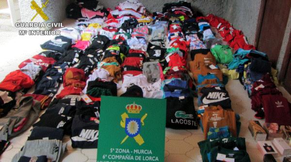Spania. Româncă, proprietara unui magazin, vindea haine și parfumuri contrafăcute. Garda civilă a lăsat-o fără marfă