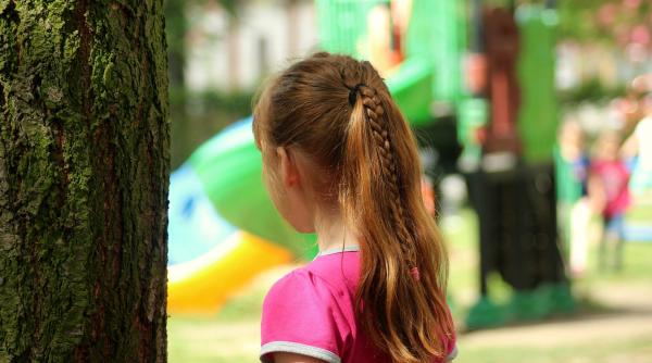 Anglia. Mai mulți copii au încercat să-i dea foc unei fetițe de 10 ani, într-un parc