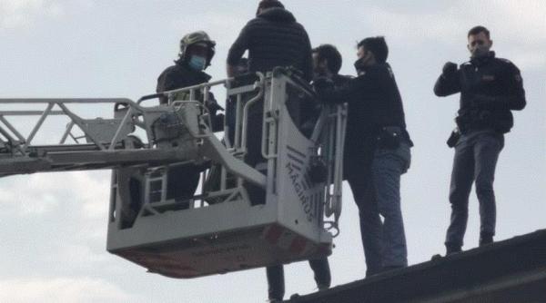 Italia. Român, urmărit ca în filme de polițiști. S-a refugiat pe acoperiș, de unde a fost dat jos cu scara pompierilor