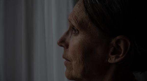 Badantă româncă în Italia, scrisoare sfâșietoare: „Sărăcia și grijile m-au izgonit de acasă. Am salvat viitorul copiilor, dar mi-am rătăcit sufletul“