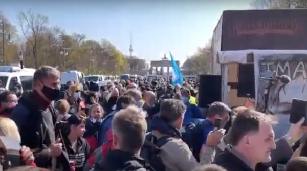 Germania. Protest anti-restricţii cu mii de participanţi, dispersat cu gaze lacrimogene, la Berlin - VIDEO