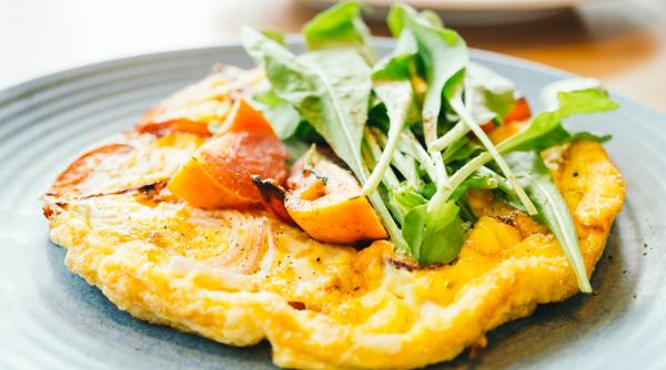 Omletă spaniolă pufoasă cu usturoi. Rețeta simplă a unui preparat plin de aromă și savoare