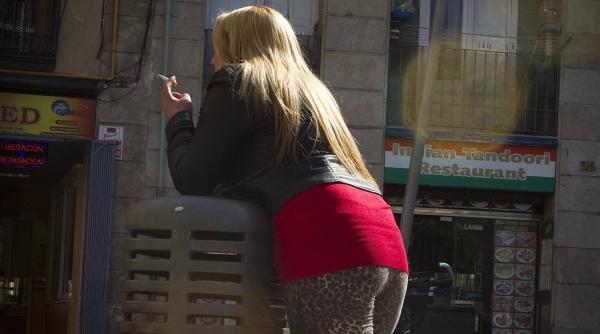 Italia. Român băgat la închisoare de o prostituată forțată să vândă droguri: „Dacă nu-mi aduci 3500 de euro, te tai cu un cutter“