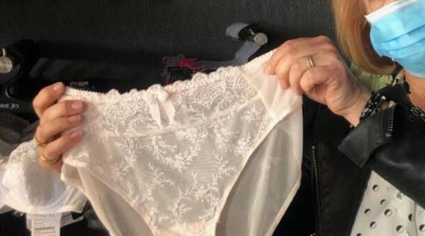 Protest inedit. Premierul francez a primit sute de colete cu lenjerie intimă