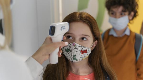 Simptomele COVID la copii s-au schimbat. Halucinații și anomalii ale vocii, semnele care îi sperie pe medici