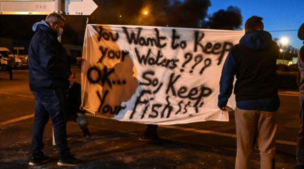 Camioanele cu pește din Marea Britanie, blocate de pescarii francezi: „Vreți să vă păstrați apele, atunci păstrați-vă și peștele”