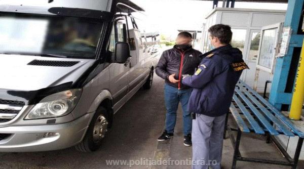 Microbuz, oprit la intrarea în România. Șoferul nu avea permis de conducere valabil. Zeci de pasageri, în pericol