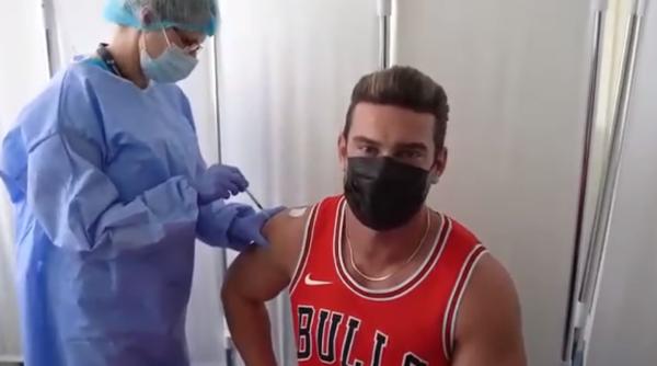 Promovare inedită a campaniei de vaccinare. CNCAV: „HÂTZ! Dorian Popa s-a vaccinat!”