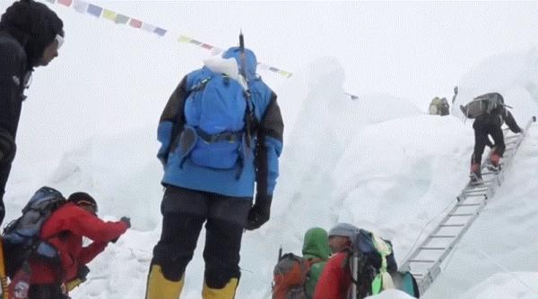 Un alpinist de pe Everest, coborât cu elicopterul după ce s-a simțit rău. Bărbatul, testat pozitiv cu COVID