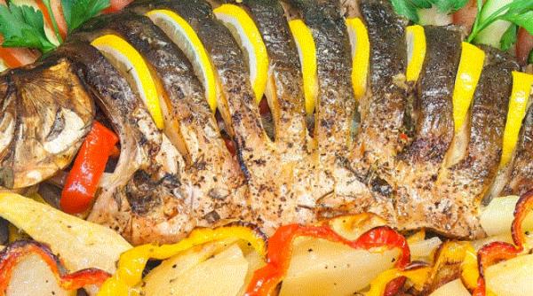 Rețetă de Florii. Crap umplut cu legume, la cuptor. Delicios și ușor de pregătit. Toți invitații vă vor lăuda