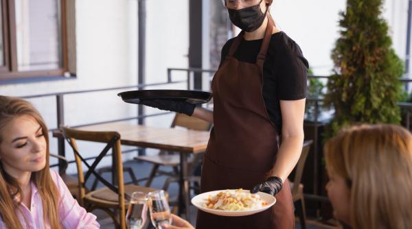 După 1 iunie, restaurantele ar putea rămâne deschise indiferent de rata de incidență. Anunțul lui Cîțu