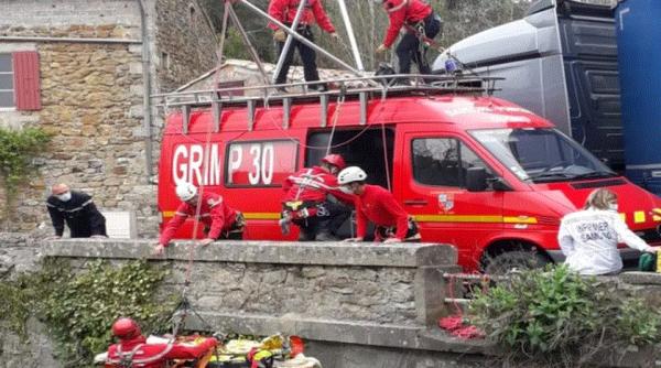 Franța. Un șofer român a căzut în gol, zece metri, de pe un pod, când a coborât din camion. Martorii spun că se rătăcise 