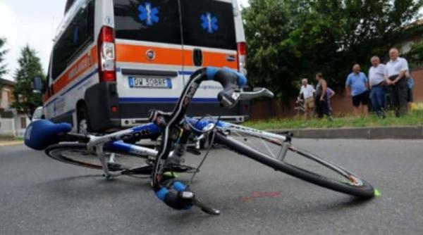 O fetiță de opt ani a murit după ce bicicleta pe care se afla s-a lovit de un utilaj agricol