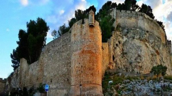 O ROMÂNCĂ riscă să stea 20 de ani la psihiatrie: S-a aruncat cu bebeluşul în brațe din turnul unui castel din Spania