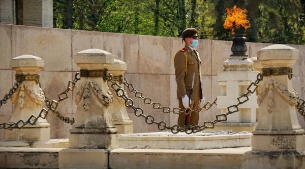 Așa ne respectăm eroii. Scenă "jalnică": Soldații de gardă din Parcul Carol, batjocoriți de puștani în văzul tuturor