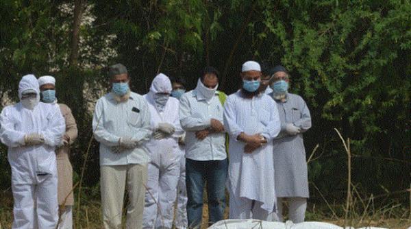 Imaginile durerii în India. Spitale refuză pacienții fără butelii de oxigen, aduse de acasă. Crematoriile, depășite de numărul de decedați