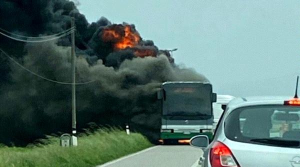 Italia. Momente de panică pe o șosea. Un autobuz plin cu elevi a luat foc în mers