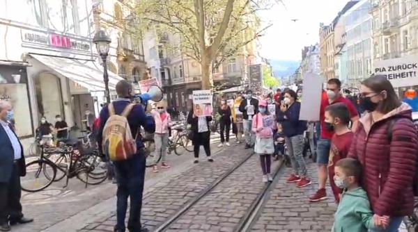 Românii din Germania, protest împotriva abuzurilor comise în cazul fetiței românce luată din brațele mamei: „Pia trebuie să vină acasă!“