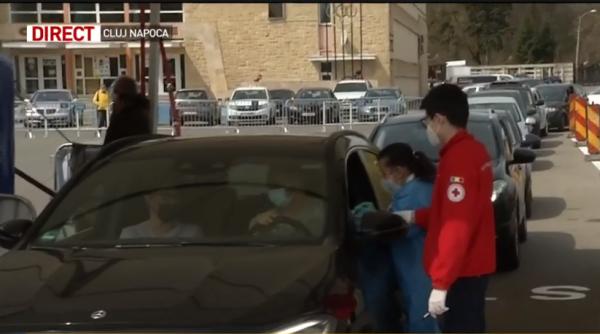 Un nou centru de vaccinare Drive-Thru se deschide în România, într-o parcare din Arad