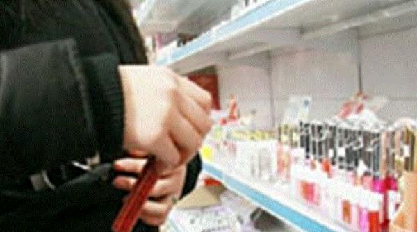 Italia. Româncă, prinsă cu geanta plină de parfumuri într-un magazin. A vrut să plece fără să le plătească