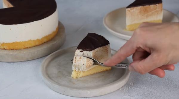 Pască cu brânză și ciocolată, fără aluat. Rețeta vedetă a mesei de Paște și secretul care o face extrem de ușor de pregătit