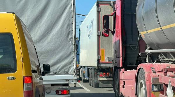 Cozi la frontierele României. Şoferii de TIR aşteaptă aproape patru ore să iasă din ţară