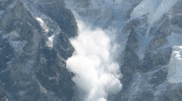 Doi turiști români au scăpat cu viață dintr-o avalanșă produsă în zona Bâlea