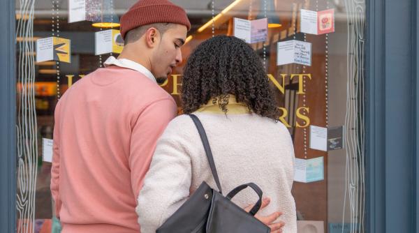 Escrocheria "schimbul de bani" face ravagii în mall-urile din Spania. Bandă de români, destructurată după un an în care a înșelat zeci de persoane