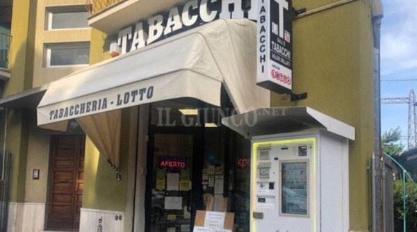 Italia. Hoț român, dat de gol de camera de supraveghere. Bărbatul, filmat când fura dintr-un automat de țigări