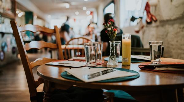 Bucureștiul iese din scenariul ROȘU: se vor deschide cinematografele, teatrele și restaurantele la interior