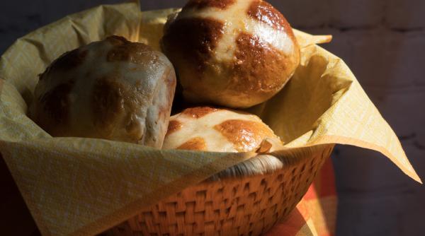 Chifle de Paşte cu cruce pentru Vinerea Mare. Reţetă tradiţională care aduce noroc familiei tale. Persoana cu care o împarţi îţi va fi mereu alături