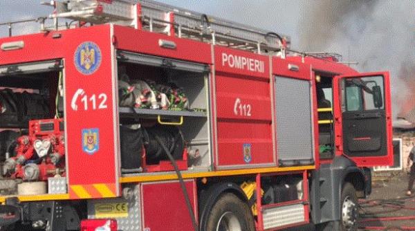 Incendiu puternic la o fabrică de mobilă. ISU Mureș a cerut sprijin din județele alăturate