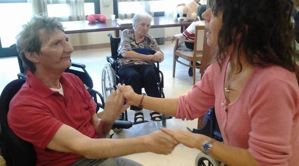 Italia. Poveste de dragoste prin sticlă: O italiancă îşi vizitează zilnic soţul internat la azil: "In ultima vreme l-am văzut doar la fereastră"