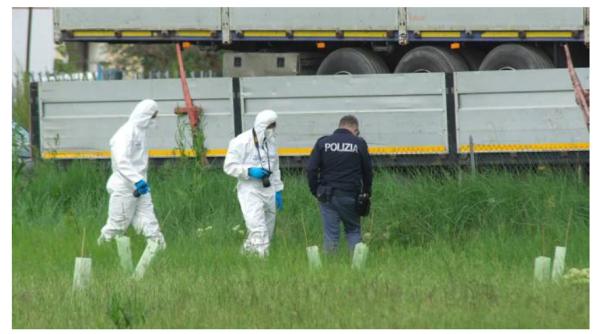 Italia. Șofer român de TIR, găsit mort în cabină. Anchetatorii merg pe varianta crimei: Cercetează câmpul din jurul parcării