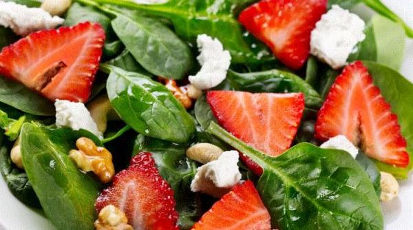 Salată de spanac cu căpșuni și brânză de capră. O rețetă originală și ușoară, bună pentru masa de Paște 