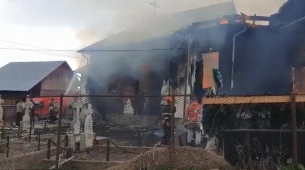 Tragedie în Vinerea marea. O biserică din Vrancea a fost mistuită de flăcări 