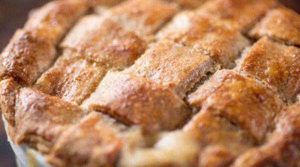 Tartă cu umplutură de brânză și șuncă afumată. Aluatul se face rapid și ușor. Mesenii vor fi încântați