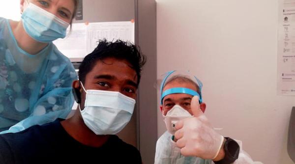 Un tânăr din Sri Lanka s-a vaccinat în România: "Bravo, trebuie să eliminăm COVID 19!"