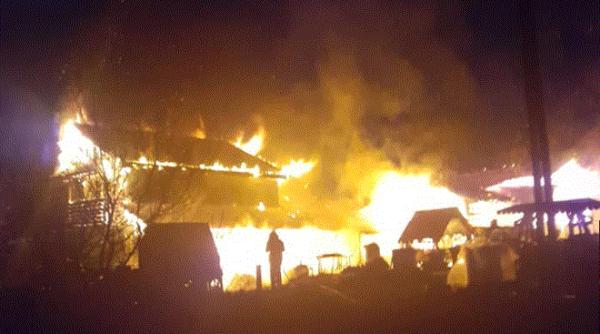 După o ceartă cu soţia, un tânăr şi-a incendiat casa, în prima zi de Paşte 