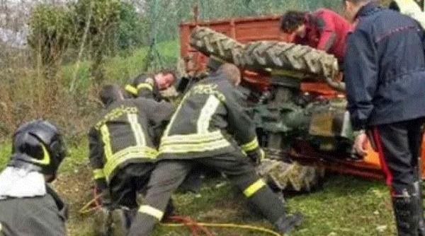 Italia. Român, mort pe loc, zdrobit de tractor. A lăsat în urmă o soție îndurerată și un copil orfan
