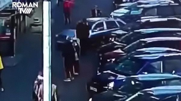 Trei persoane, aflate pe un trotuar, spulberate de o mașină. Șoferița de 60 de ani a încurcat pedalele