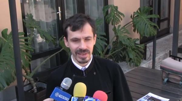 Un preot nevăzător a împărțit lumină în noaptea de Înviere. Lumina o are în suflet