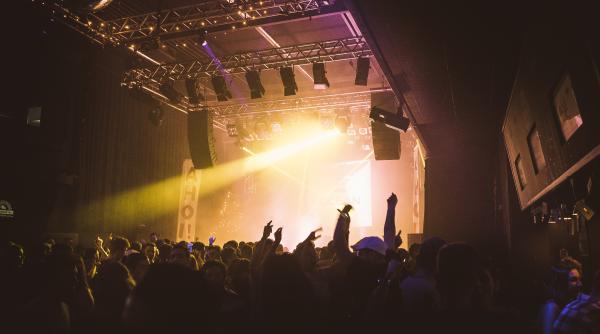 Marea Britanie intenționează să renunțe total la restricții. Concert cu 5000 de persoane fără mască