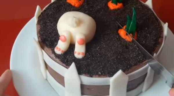 Tort Eco, de Paște: Un desert răcoritor din cozonac uscat și resturile de la ouăle și iepurașii de ciocolată