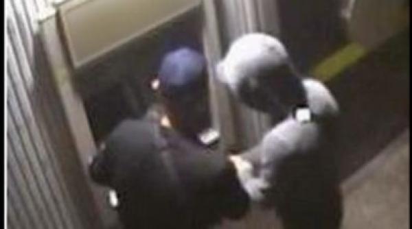 Doi minori români au încercat să jefuiască o bancă