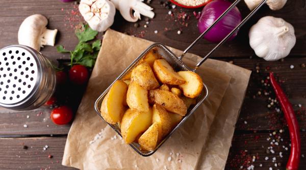 Cartofi Wedges cu usturoi şi parmezan, gustare crocantă şi delicioasă ca la restaurant pentru toată familia