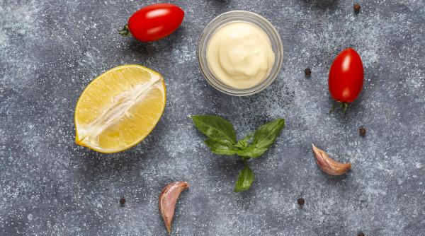 Sos de usturoi arăbesc, rafinat și cu un gust intens