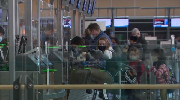 Transporatorii aerieni: „Testarea PCR crește costul călătoriilor, guvernele ar trebui să le finanțeze”